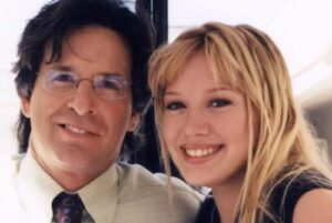 Hilary Duff lamenta morte de Robert Carradine, seu pai em Lizzie McGuire: “Difícil encarar essa realidade”
