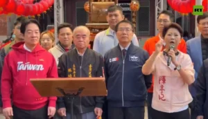 Homem passa mal e vomita sobre presidente de Taiwan durante evento oficial; vídeo interrompe transmissão