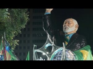 Escola que homenageou Lula é rebaixada após ficar em último no Carnaval do Rio