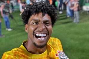 Hugo Souza quebra o silêncio sobre saída do Corinthians