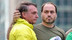 Carlos diz que Jair Bolsonaro foi colocado na solitária da prisão: “foi transferido”