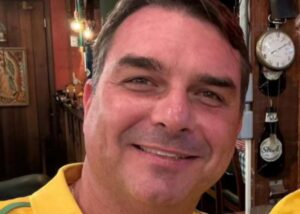 Vazam anotações comprometedoras de Flávio Bolsonaro: “Pediu 15 milhões”