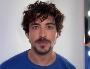 Jesuíta Barbosa é flagrado com o ex-namorado em local de pegação gay no RJ