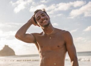 Quem é Arthur Pelágio, o ex-jogador de futebol que tem chamado atenção nas redes sociais