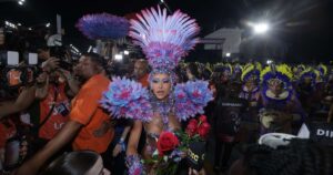 Sabrina Sato comemora vice-campeonato da Gaviões no carnaval de São Paulo