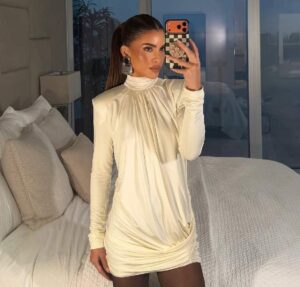 Ao som de Anitta, cachorrinho mostra o rebolado enquanto passeia