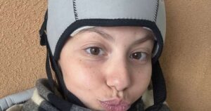 Neta de Carlos Alberto de Nóbrega, Bruna Furlan celebra última quimio: ‘Botando o câncer para correr’