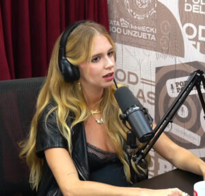 Isabella Scherer anuncia nova gravidez com ensaio ao lado do marido e dos gêmeos