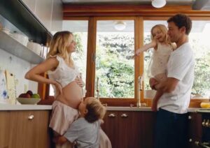 Isabella Scherer anuncia nova gravidez ao lado do marido e dos gêmeos