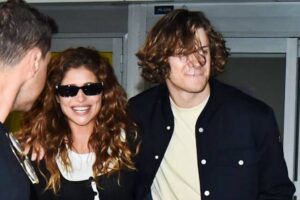 Campeão! Lucas Pinheiro volta para o Brasil e recebe o carinho da namorada, Isadora Cruz