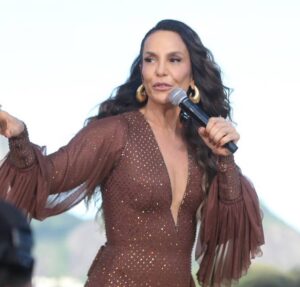 Ivete Sangalo e filho encantam web ao se jogarem na pista de dança