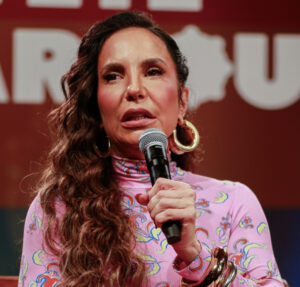 Ivete Sangalo anuncia alta após cirurgia no rosto em hospital de São Paulo