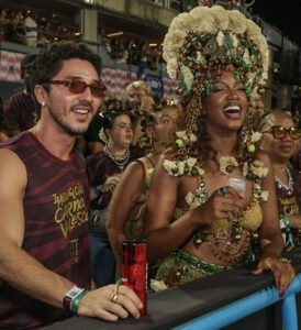 Em estreia como Rainha de Bateria, Virginia Fonseca é vaiada e tem problemas com costeiro e tapa-sexo em desfile da Grande Rio