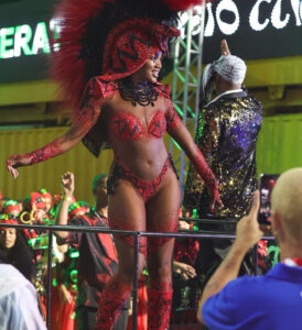 Juliana Paes emociona a Sapucaí e celebra título da Unidos do Viradouro no desfile das campeãs do Rio de Janeiro