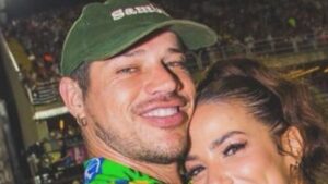 Apaixonado, José Loreto posa em clima de romance com a namorada famosa