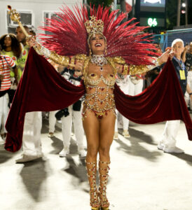 Thelma Assis e Fred Nicácio celebram vitória de Mocidade Alegre durante desfile das campeãs de São Paulo