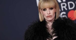 Kelly Osbourne apresenta prêmio após responder sobre ataques por aparência 