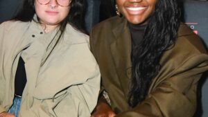 Aos 32 anos, apresentadora faz rara aparição em público com a esposa, que é artista