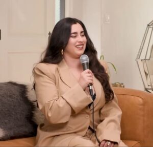 Lauren Jauregui surge comendo cachorro-quente em jantar com Lucas Guedez