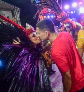 Com presença de Rafa Justus no desfile, IZA arrasa novamente como Rainha de Bateria da Imperatriz Leopoldinense
