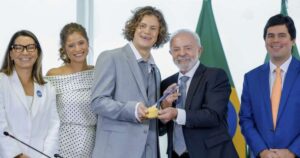 Ouro nos Jogos de Inverno leva atriz da Globo a encontro com Lula em Brasília
