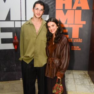 Gabriel Leone volta aos palcos na peça Hamlet. Veja os famosos que foram prestigiar a estreia