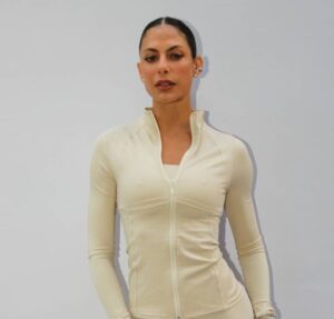 Mari Gonzalez ganha bolo de aniversário do sogro Bell Marques durante show