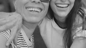 Aos 39 anos, cantora discreta surge em foto rara com a esposa: ‘Para sempre’