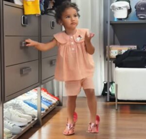 Mavie surge usando salto de Bruna Biancardi e chama atenção pelo estilo