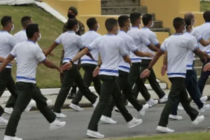 PMs de escola militar são afastados após punirem alunos com flexões