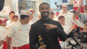 Michael B. Jordan comemora vitória no Oscar em fast-food; veja vídeo