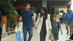 Michel Teló e Thais Fersoza curtem o domingo em família