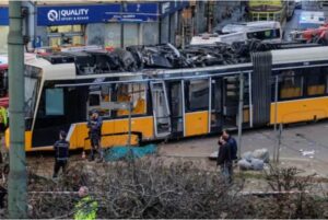Acidente com bonde em Milão deixa pelo menos dois mortos