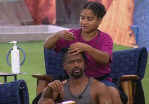 BBB26: No Paredão, Milena ajuda a renovar o visual de Leandro Boneco