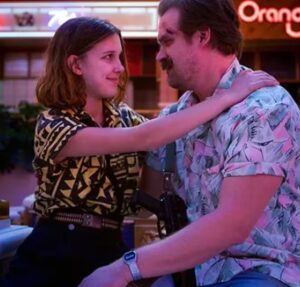 Millie Bobby Brown comemora aniversário de 22 anos de idade com presença de David Harbour