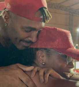 IZA curte terceiro dia de desfiles na Sapucaí ao lado de novo affair