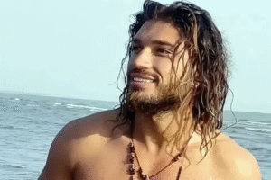 “Brad Pitt do Irã” morre aos 30 anos após ser baleado durante protestos em Teerã