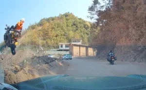 Mulher perde controle de motocicleta e cai montanha abaixo; VEJA VÍDEO!