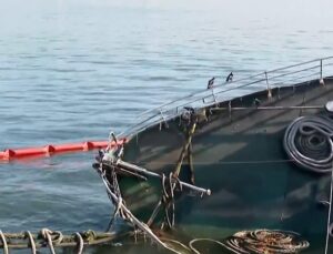 Navio histórico tomba no mar e fica submerso; VEJA VÍDEO