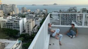 Cantor barrado em banco com dinheiro acumula fortuna, mora em cobertura luxuosa e é homenageado no Carnaval