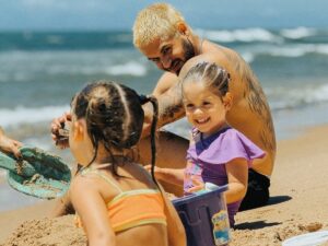 Zé Felipe curte dia de praia com os filhos e posta frase enigmática; veja