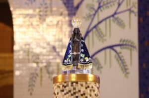 Imagem de Nossa Senhora é encontrada intacta em meio aos escombros e emociona voluntários em Juiz de Fora