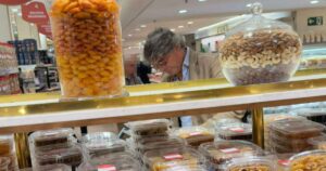 Famoso chef da TV é flagrado fazendo compras no mercado dos ricos de SP