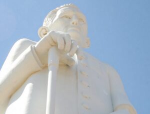 Turista argentina é presa após vandalizar estátua de Padre Cícero; VEJA VÍDEO