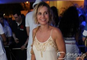 Paula Burlamaqui faz a temperatura subir aos 59 anos