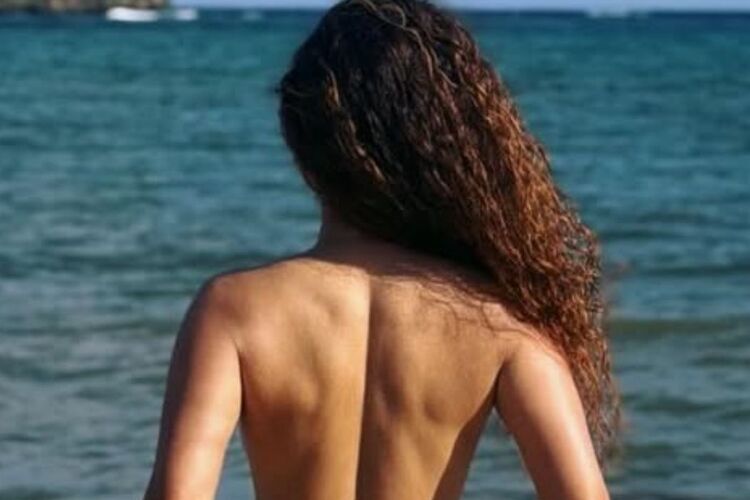 Paula Fernandes posta foto nua e impressiona internautas: “Encantadora ao natural”