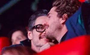Pedro Pascal é flagrado em clima íntimo com diretor saradão no cinema; veja fotos