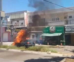 Carro pega fogo e chama a atenção em avenida; veja vídeo