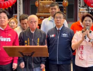 Idoso vomita no presidente de Taiwan durante discurso no Ano Novo Lunar de 2026; VEJA VÍDEO