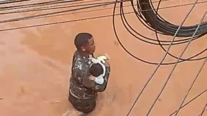 Vídeo mostra soldado salvando bebê em meio à inundação em MG; ASSISTA!